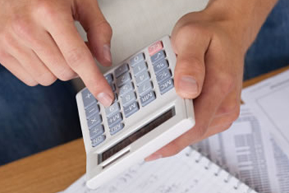 欠款金额达到何种程度可对债务人提起诉讼？